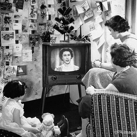 Eine ihrer ersten Weihnachtsansprachen: Die Queen spricht in den 50ern über die Bildschirme zu ihrem Volk.