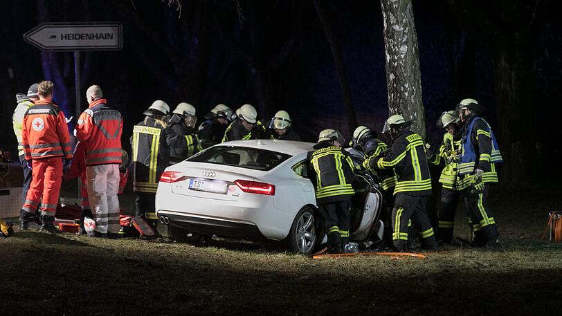 Bei einem Überholmanöver mit überhöhter Geschwindigkeit kam in Traunstein ein Audi A5 von der Straße ab und krachte frontal gegen einen Baum.