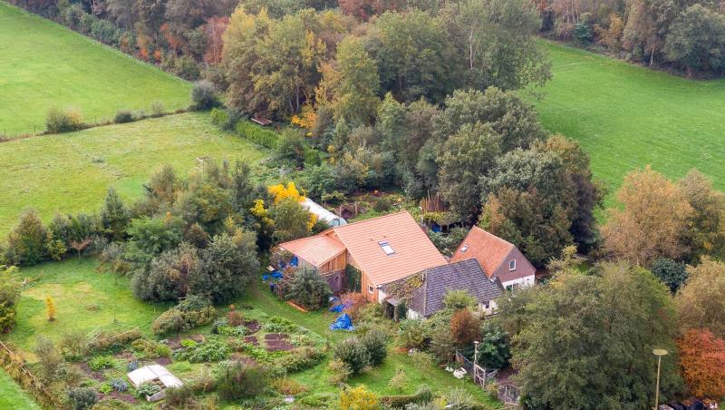 Im Keller dieses abgelegenen Hofes in den Niederlanden soll eine Familie jahrelang gehaust haben. Im Keller dieses abgelegenen Hofes in den Niederlanden soll eine Familie jahrelang gehaust haben.