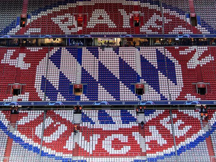 Das Logo des FC Bayern München auf Stühlen der Allianz Arena. Foto: Matthias Balk/Archivbild