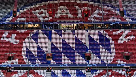 Das Logo des FC Bayern München auf Stühlen der Allianz Arena. Foto: Matthias Balk/Archivbild