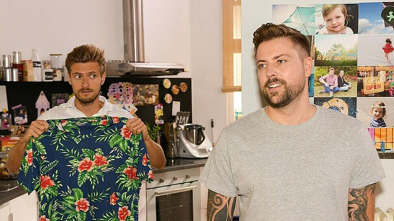 "GZSZ": Philip (l.) registriert, dass John sein Leben neu ordnen möchte