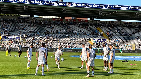 Lichtschutzfaktor 60. Es ist unglaublich heiß vor dem Spiel TSV 1860 gegen den VfB Lübeck.
