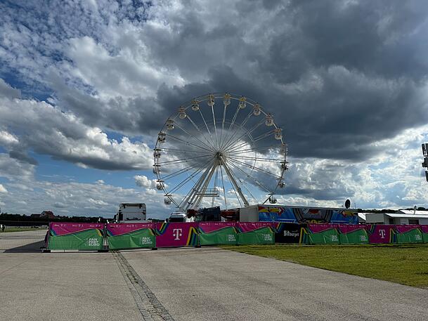 Fast wie auf der Wiesn: Ein Riesenrad, von dem man das Konzert auch hat sehen können - aus erhöhter Position. Fast wie auf der Wiesn: Ein Riesenrad, von dem man das Konzert auch hat sehen können - aus erhöhter Position.