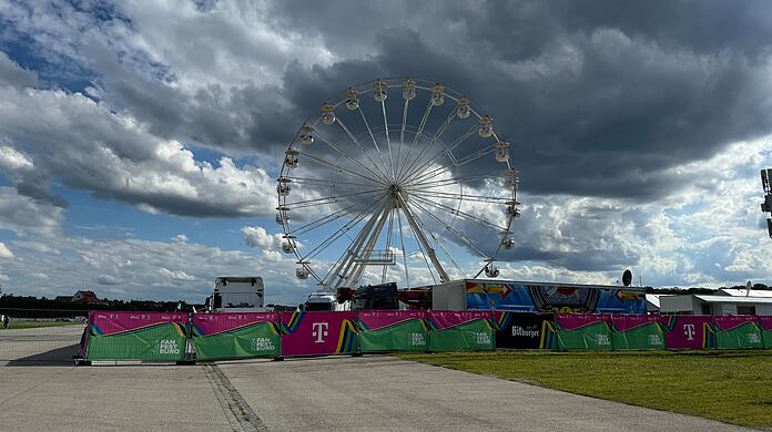 Fast wie auf der Wiesn: Ein Riesenrad, von dem man das Konzert auch hat sehen können - aus erhöhter Position. Fast wie auf der Wiesn: Ein Riesenrad, von dem man das Konzert auch hat sehen können - aus erhöhter Position.