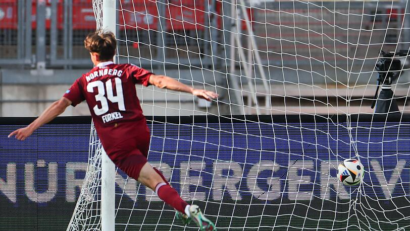 Dustin Forkel wird vom 1. FC Nürnberg für ein Jahr nach Regensburg verliehen.