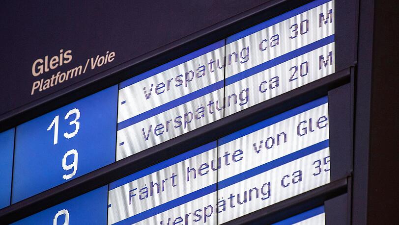 Die Fernverkehrszüge der Deutschen Bahn erreichten im Juni nur 57,1 Prozent der Halte pünktlich. (Archivbild)