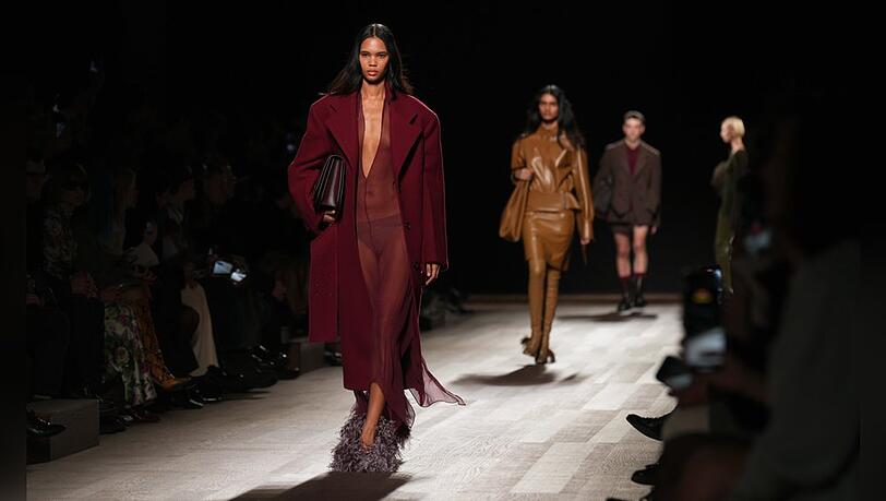 Das Label Ferragamo präsentierte für die Herbst-/Winterkollektion 2025 einige moderne Looks in Weinrot.