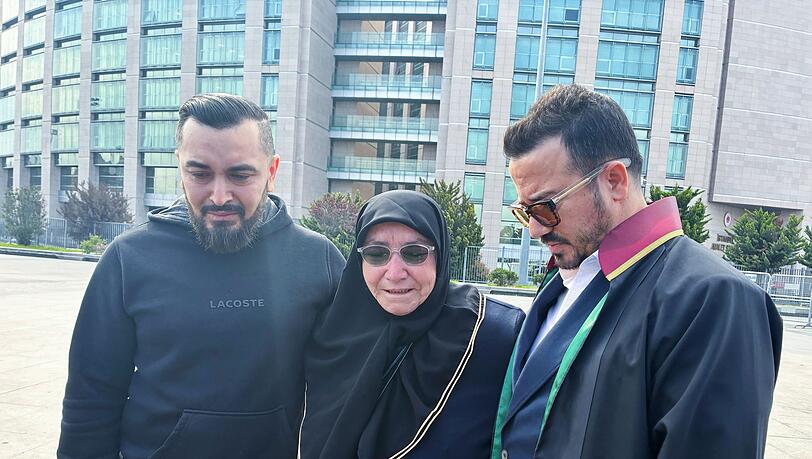 Die Hinterbliebenen der in Istanbul verstorbenen Familie aus Hamburg sind zum Prozessauftakt in Begleitung ihres Anwalts Yasar Balci (rechts) erschienen.