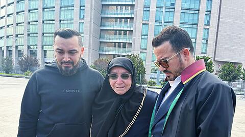 Die Hinterbliebenen der in Istanbul verstorbenen Familie aus Hamburg sind zum Prozessauftakt in Begleitung ihres Anwalts Yasar Balci (rechts) erschienen.