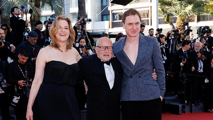 Martina Gedeck, Volker Schl&ouml;ndorff und Lars Eidingerstellen in Cannes die Verfilmung von Jenny Erpenbecks Roman &bdquo;Heimsuchung&ldquo; vor.