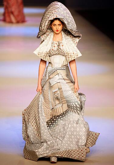 Diese eigenwilligen Entwürfe kommen von Lin Po Chun, die ihre Kleider auf dem "Young Fashion Designers'Contest 2013" auf der Hongkong Fashion Week präsentiert.