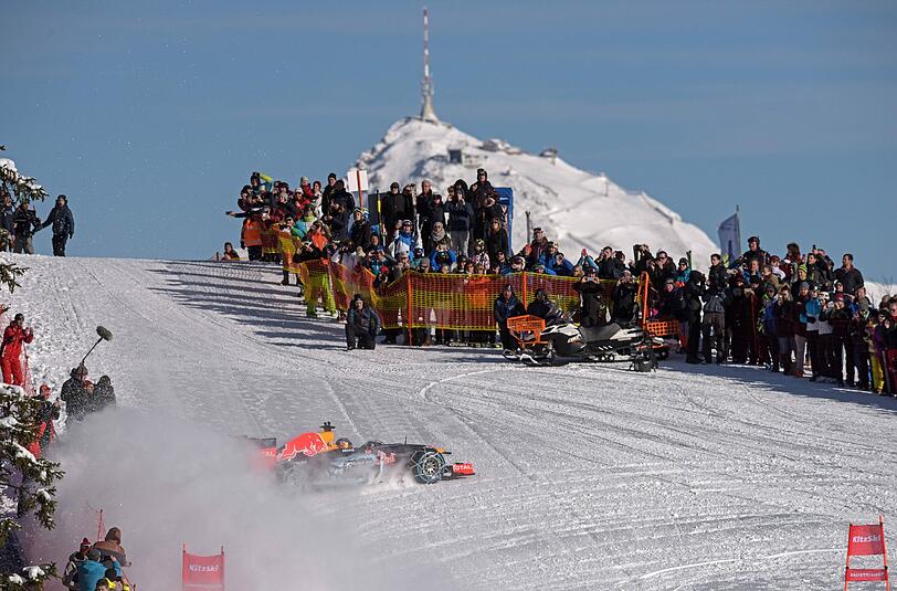 Lautlose Drifts, statt rauchender Gummis: In Kitzbühel fuhr Max Verstappen mit seinem Formel-1-Renner vor malerischer Bergkulisse auf einer Skipiste.