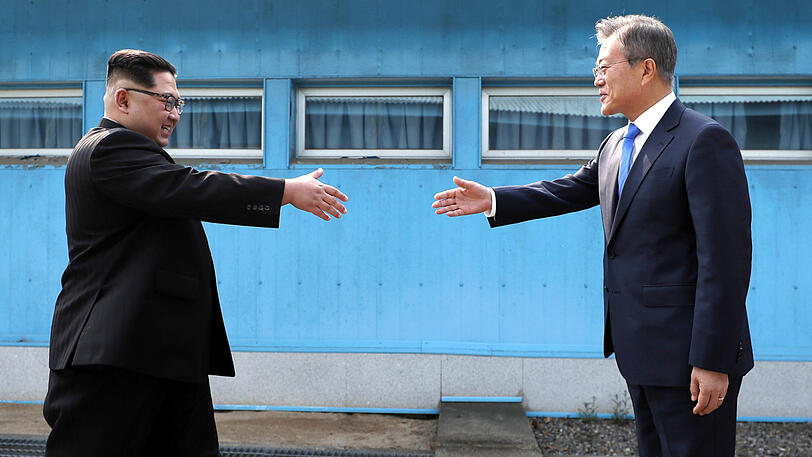 27. April 2018: Kim Jong Un (l), Machthaber von Nordkorea, und Moon Jae In, Präsident von Südkorea, an der Grenze zwischen den beiden Staaten in Panmunjom. Als erster nordkoreanischer Führer seit dem Ende des Korea-Krieges vor 65 Jahren hat Kim Jong Un die Grenze nach Südkorea überquert.