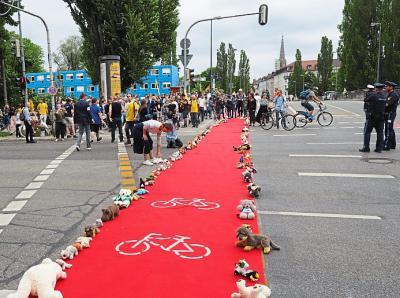 Bei der Aktion am Donnerstag ausgerollt: ein symbolischer Radstreifen.