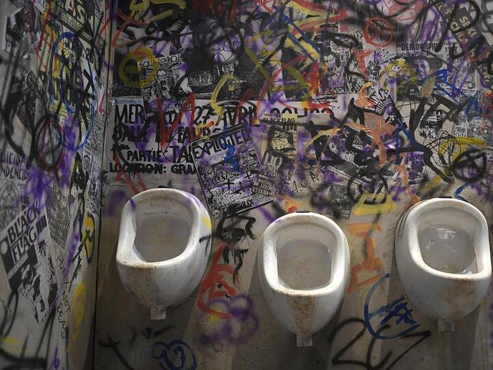 Pissoirs im Themenbereich Punk.