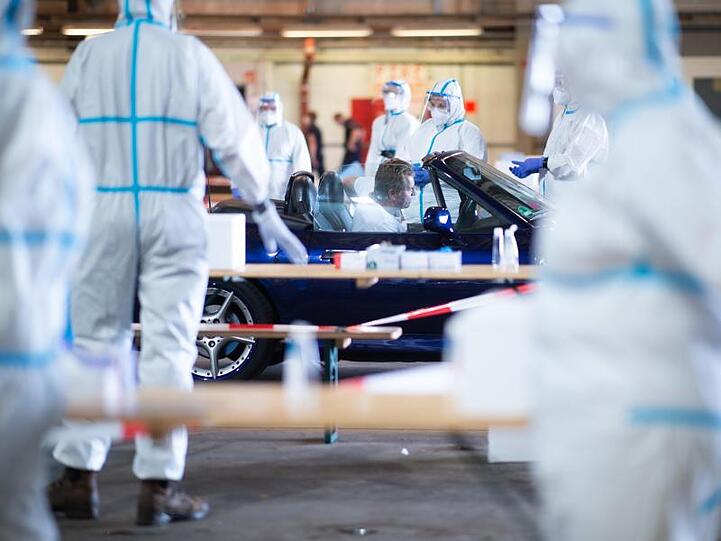 Ein Drive-In-Testzentrum in einem ehemaligen Hubschrauber-Hangar in Gütersloh.