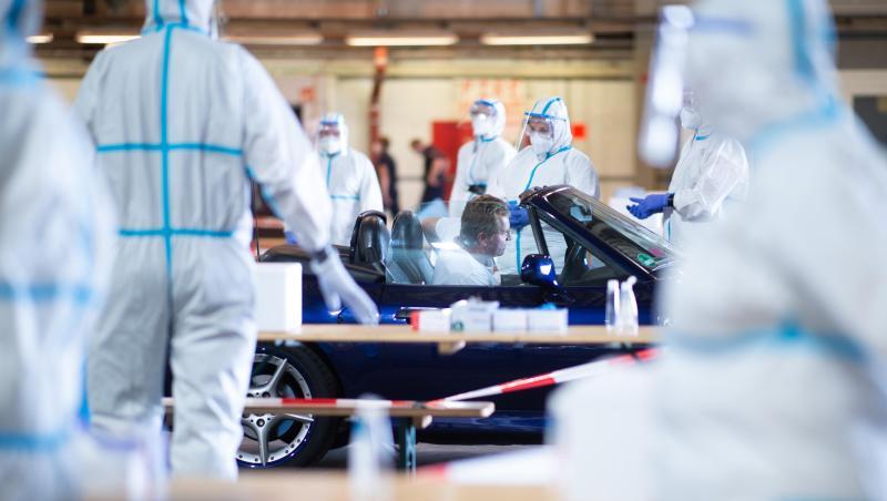 Ein Drive-In-Testzentrum in einem ehemaligen Hubschrauber-Hangar in Gütersloh. Ein Drive-In-Testzentrum in einem ehemaligen Hubschrauber-Hangar in Gütersloh.