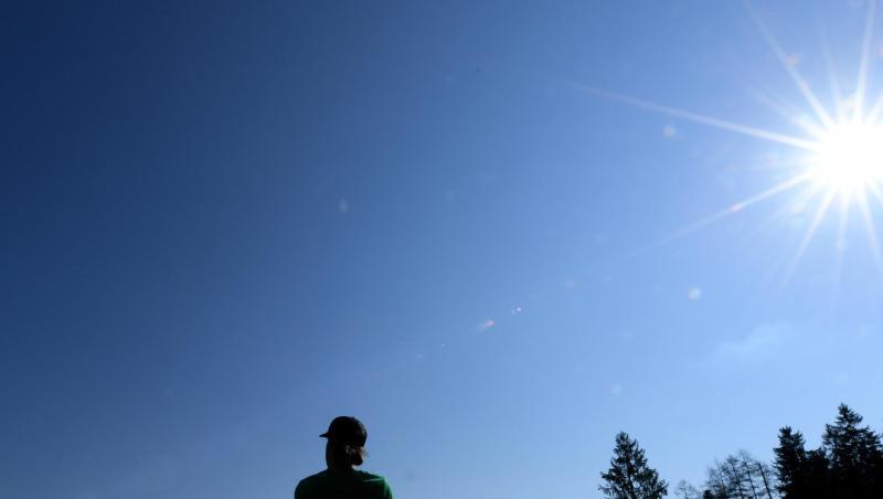 Ein Wanderer nutzt am Karfreitag in den Bergen eine Bank um sich zum sonnen. Foto: Angelika Warmuth/dpa Ein Wanderer nutzt am Karfreitag in den Bergen eine Bank um sich zum sonnen. Foto: Angelika Warmuth/dpa