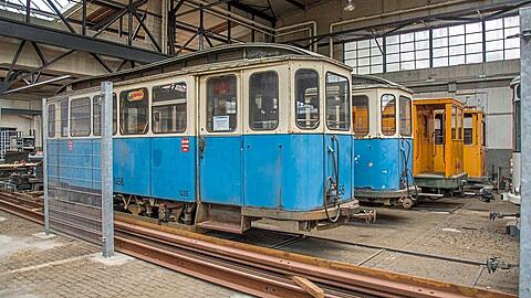 An solchen alten Zügen werkelt Reinhold Kocaurek herum.