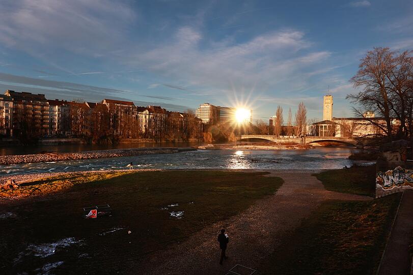 Die untergehende Sonne spiegelt sich in den Scheiben des Patentamts.