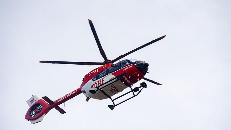 Ein Rettungshubschrauber fliegt den Mann in eine Klinik. (Symbolbild)