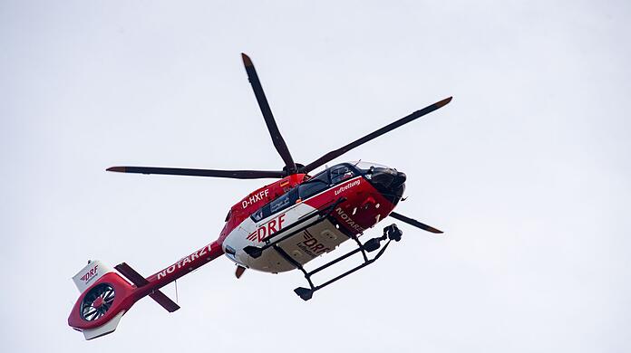 Ein Rettungshubschrauber fliegt den Mann in eine Klinik. (Symbolbild)