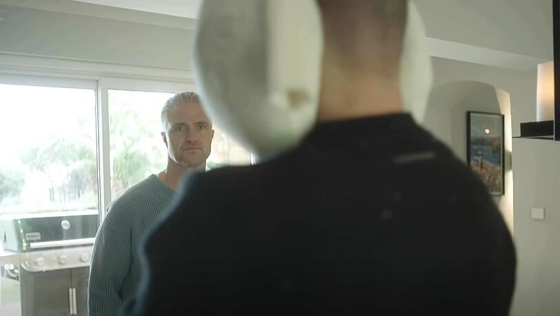 In Hochzeits-Doku: Ralf Schumacher nimmt seinen Verlobten Étienne nach dessen Facelift in Empfang. In Hochzeits-Doku: Ralf Schumacher nimmt seinen Verlobten Étienne nach dessen Facelift in Empfang.