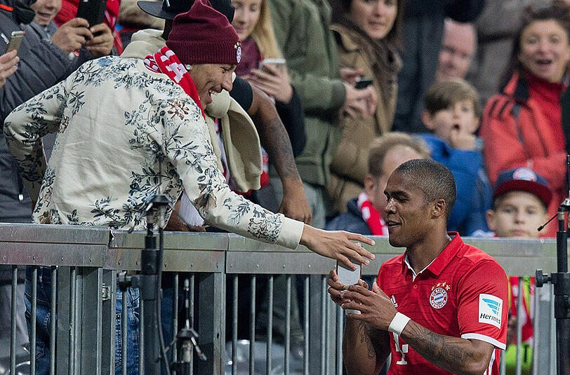 Douglas Costa trifft zum 2:0 für die Bayern. Danach folgte sein Selfie-Jubel. Die Bilder.