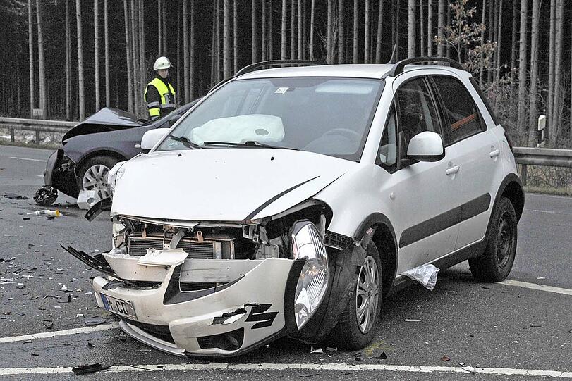 Bei dem heftigen Unfall erlitten drei Personen schwere Verletzungen.