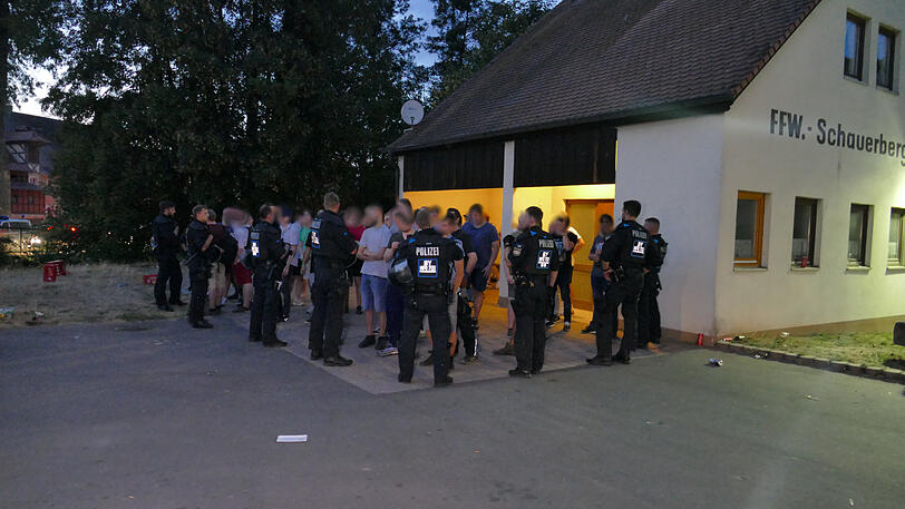 Die Polizei musste die gut 180 Demonstranten vom Wohnhaus des "Drachenlords" trennen.