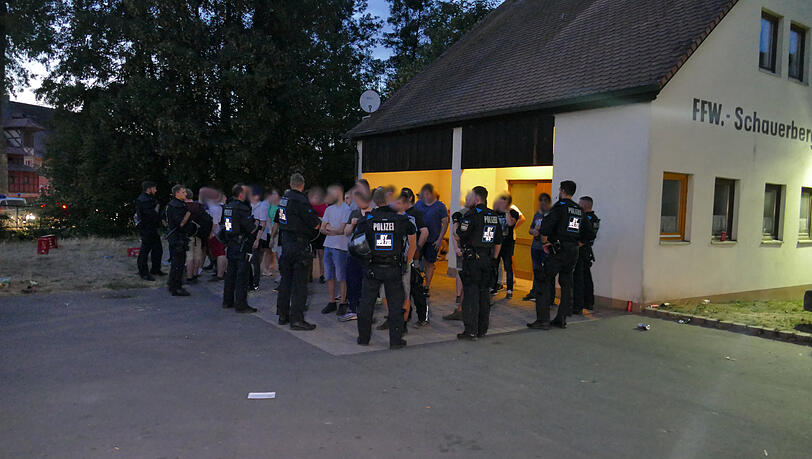 Die Polizei musste die gut 180 Demonstranten vom Wohnhaus des "Drachenlords" trennen. Die Polizei musste die gut 180 Demonstranten vom Wohnhaus des "Drachenlords" trennen.