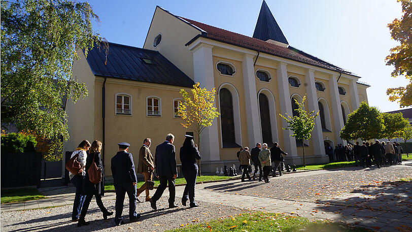 Besuch &bdquo;von draußen&ldquo;: Die Gäste auf dem Weg zum Gottesdienst in der Gefängniskirche.