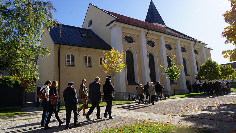 Besuch „von draußen“: Die Gäste auf dem Weg zum Gottesdienst in der Gefängniskirche. Besuch „von draußen“: Die Gäste auf dem Weg zum Gottesdienst in der Gefängniskirche.