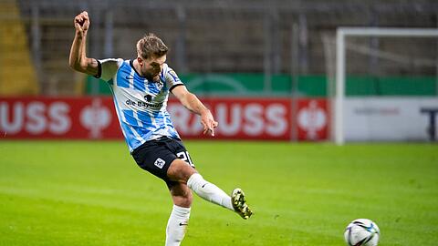 Yannick Deichmann von München spielt den Ball.