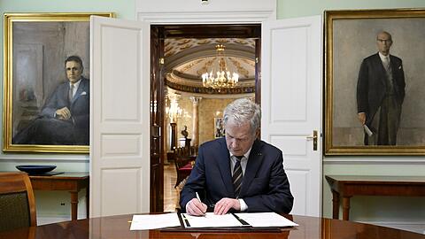 Finnlands Präsident Sauli Niinistö unterzeichnet das nationale Nato-Gesetz. Noch fehlen die letzten Ratifizierungen der Türkei und Ungarns.