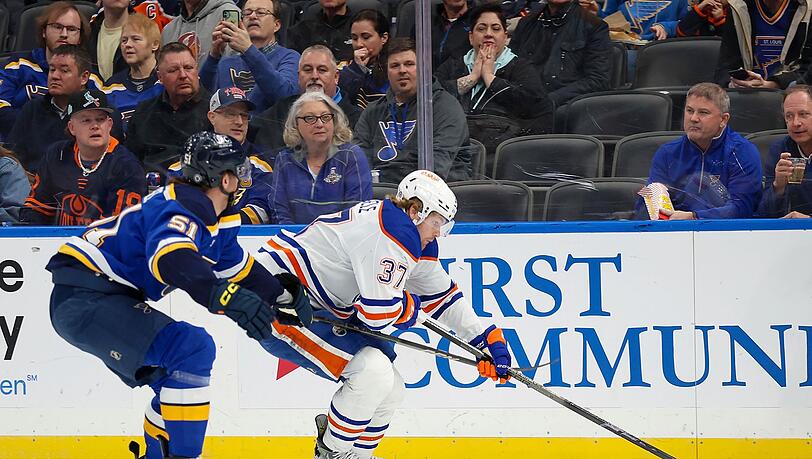 Warren Foegele (37) von den Edmonton Oilers beschützt den Puck gegen Matthew Kessel.