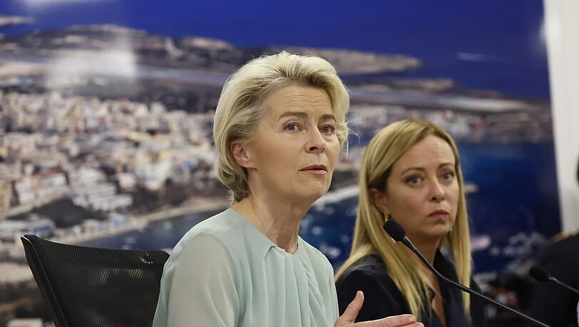 Ursula von der Leyen (l.), Präsidentin der Europäischen Kommission, und Giorgia Meloni, Ministerpräsidentin von Italien, sprechen im September 2023 während einer gemeinsamen Pressekonferenz zu Journalisten. Katarina Barley, Spitzenkandidatin der SPD bei der Europawahl, kritisiert die Nähe von Konservativen wie Leyen zu Meloni.