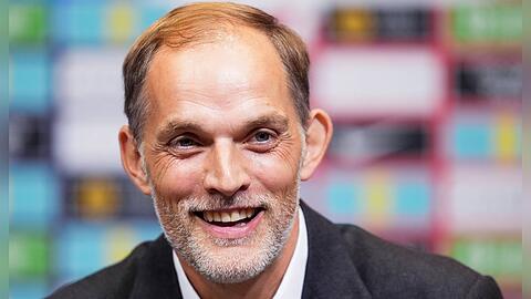 Thomas Tuchel zeigt sich bei der Vorstellung bestens gelaunt.
