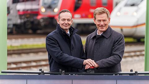 Ein Herz und eine Seele: Bahnchef Lutz und der frühere Verkehrsminister Volker Wissing feiern die Eröffnung der Riedbahn nach fast halbjähriger Komplettsperrung. (Archivbild)