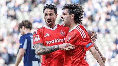 Tom Baack (r.) lie&szlig; die mitgereisten N&uuml;rnberger Fans jubeln.