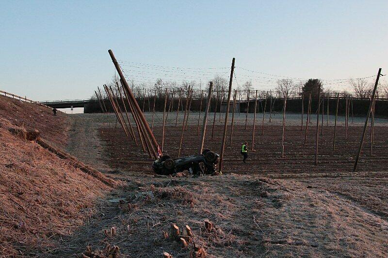 Die schrecklichen Bilder vom Unfall in der Holledau: Ein Teenager starb, als der Polo die steile Böschung hinabstürzte, zwei wurden schwer verletzt.