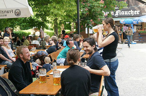 Familienfreundlich, unkompliziert und leger: der Biergarten Zum Flaucher.