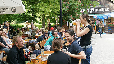 Familienfreundlich, unkompliziert und leger: der Biergarten Zum Flaucher.