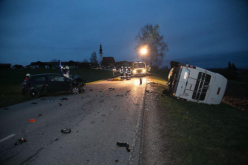 Bei dem Aufprall wurde der Motor aus dem Opel gerissen - die Bilder vom Bergungseinsatz am Sonntagabend.