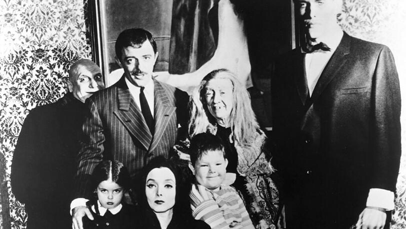 Morticia Addams köpfte liebevoll ihre Rosen, Gatte Gomez hing mit Vorliebe an ihrem Arm und küsste jeden Zentimeter davon: "Die Addams Family" begeisterte Anfang der 60-er ihr Publikum.