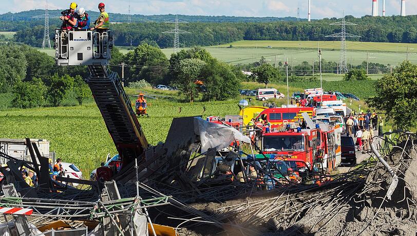 2016: Einsatzkräfte suchen bei Werneck nach verschütteten Personen. Bei dem Brücken-Einsturz ist ein Bauarbeiter gestorben. 2016: Einsatzkräfte suchen bei Werneck nach verschütteten Personen. Bei dem Brücken-Einsturz ist ein Bauarbeiter gestorben.