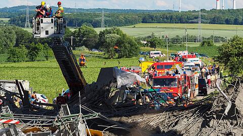2016: Einsatzkräfte suchen bei Werneck nach verschütteten Personen. Bei dem Brücken-Einsturz ist ein Bauarbeiter gestorben.