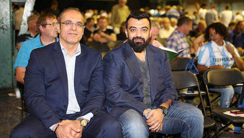 Yahya-Ismaik (re.) und Anthony Power bei der Mitgliederversammlung des TSV 1860 München. Yahya-Ismaik (re.) und Anthony Power bei der Mitgliederversammlung des TSV 1860 München.
