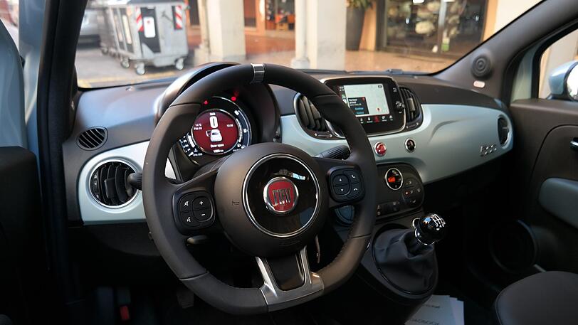 Bekannt knuffig mit großen Flächen in Wagenfarbe: das Cinquecento-Armaturenbrett.